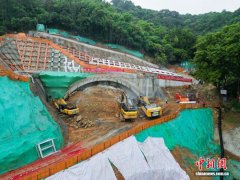 全国首例高速公路单洞五车